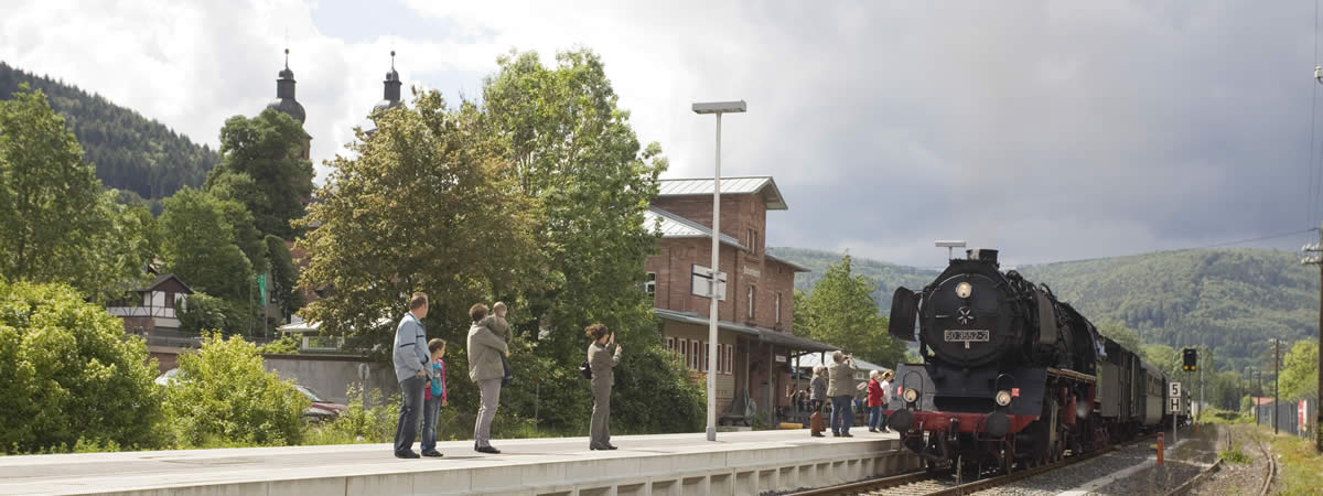 Dampflok fährt in Amorbach ein
